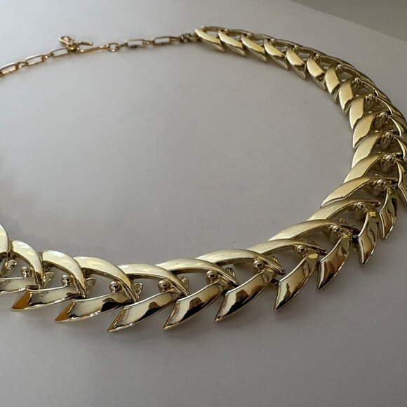 Vintage Coro Gold Tone Chevron Link Necklace Signed Classic Choker Jewelry - Picture 6 of 8